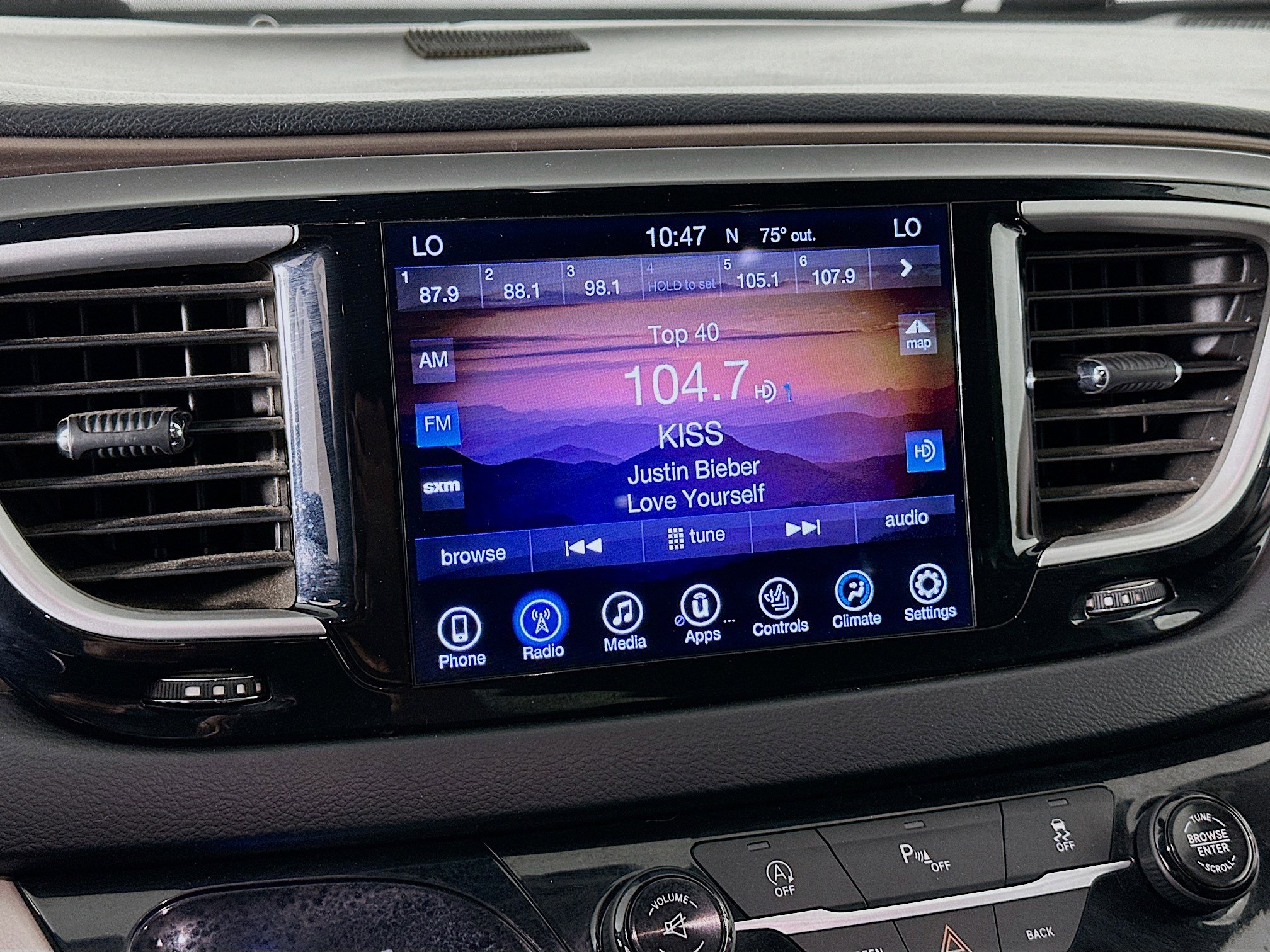 Used 2017 Chrysler Pacifica Touring-L w/ Tire & Wheel Group image 21