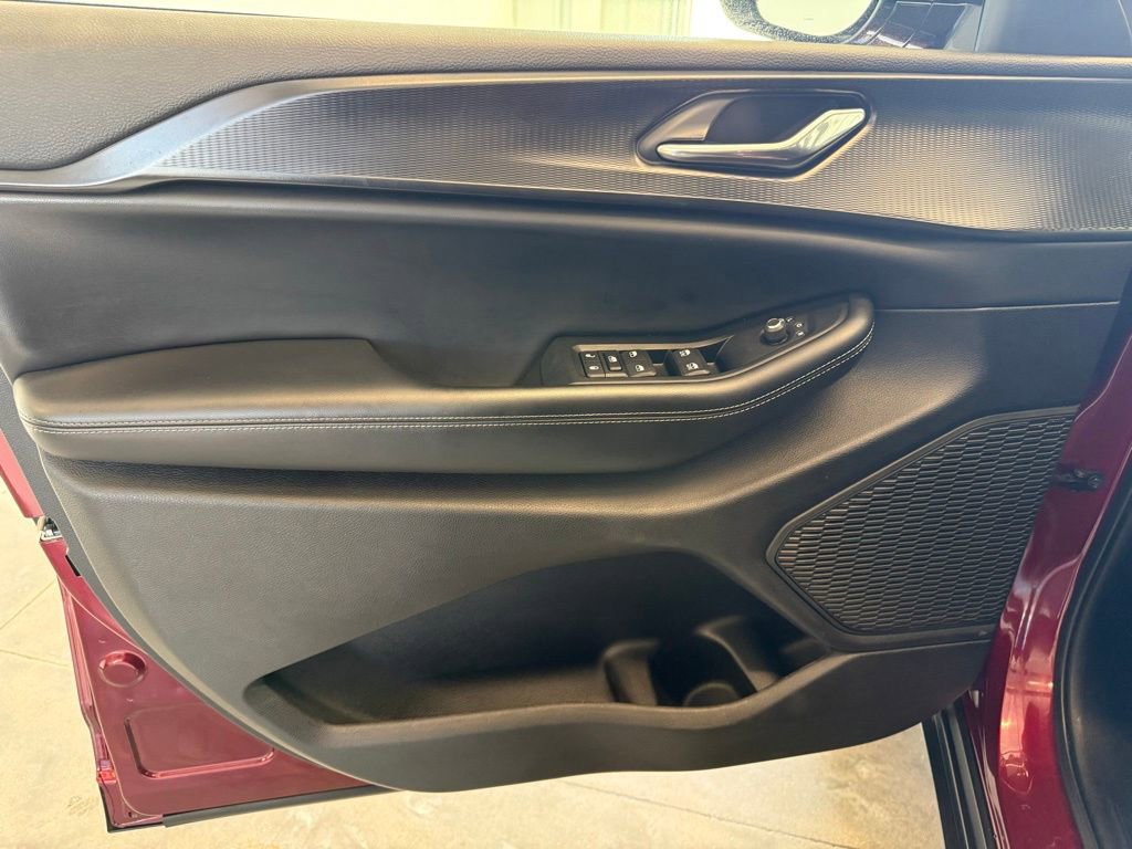 Used 2024 Jeep Grand Cherokee L Altitude AWD/4WD image 25