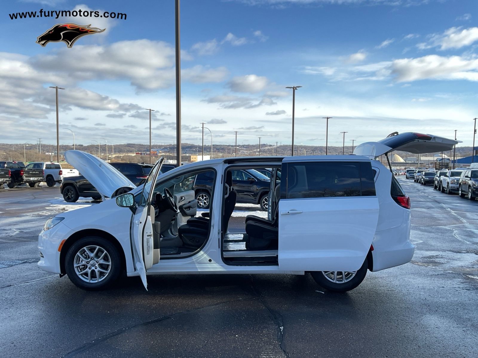 Used 2023 Chrysler Voyager LX image 35