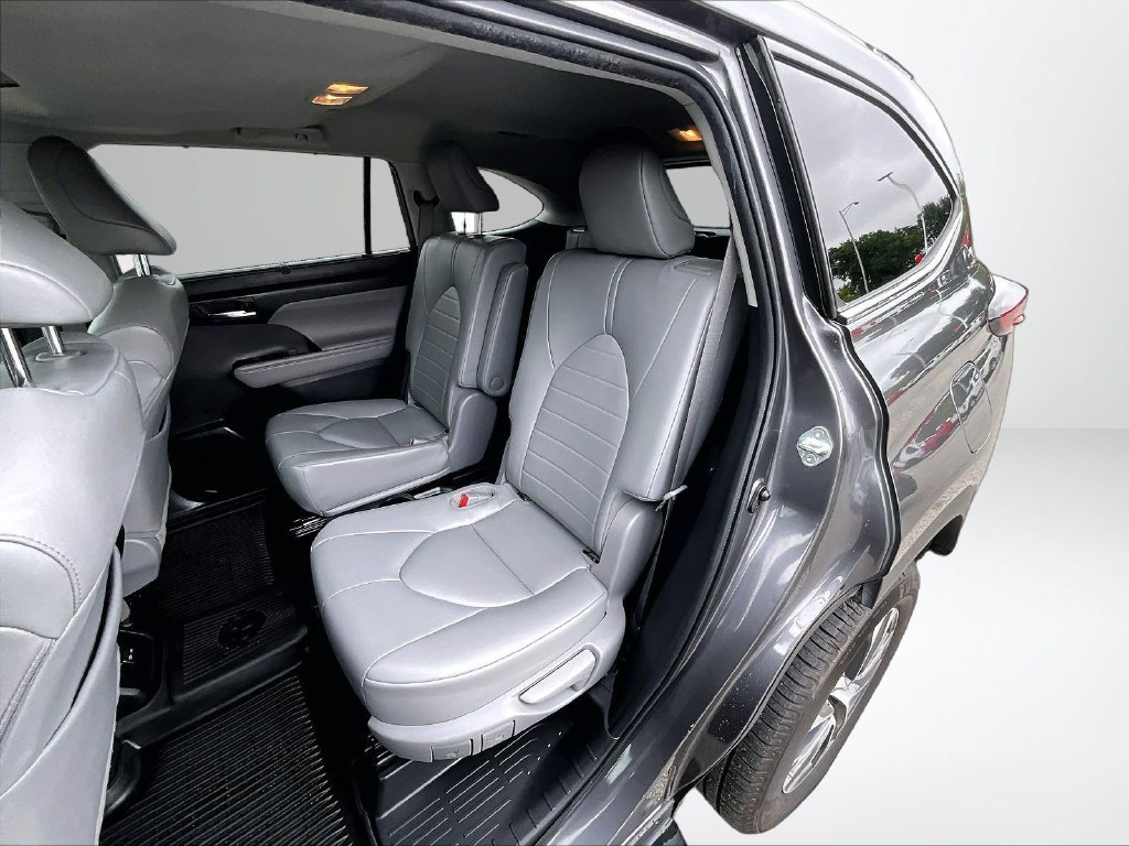Used 2022 Toyota Highlander XLE FWD image 27