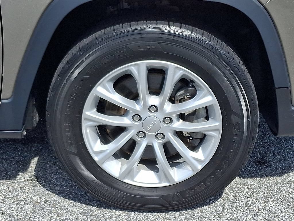 Used 2020 Jeep Cherokee Latitude w/ Cold Weather Group AWD/4WD image 8