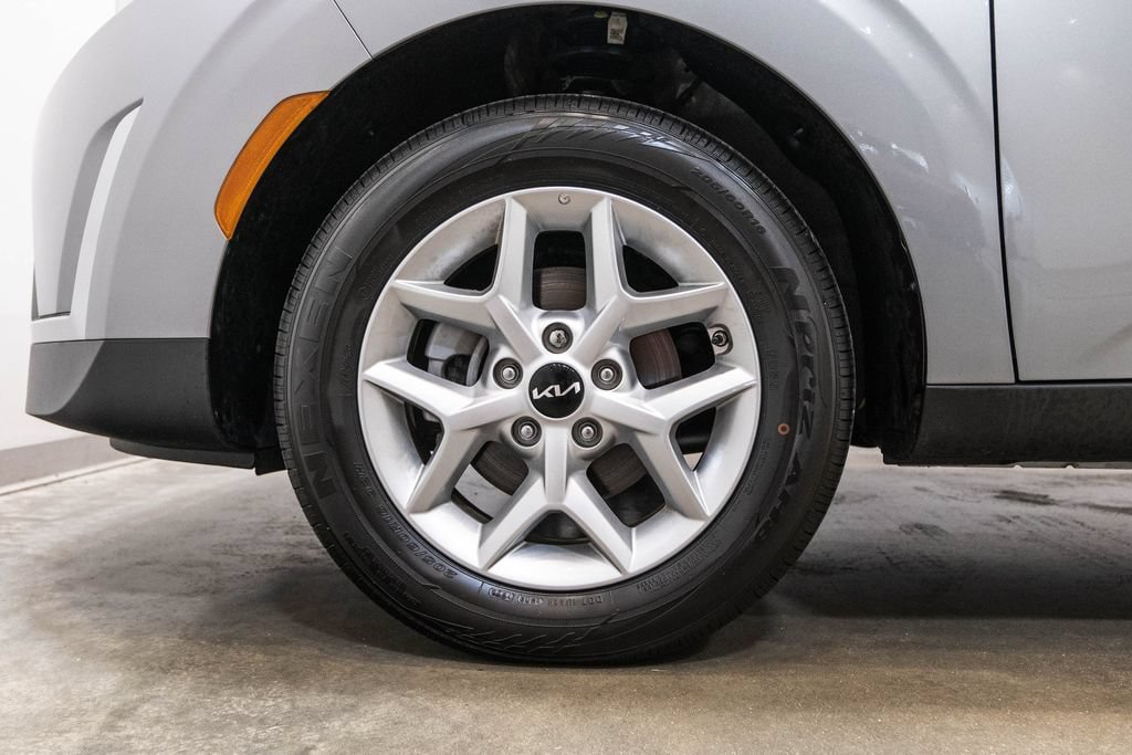 Used 2025 Kia Soul LX FWD image 11
