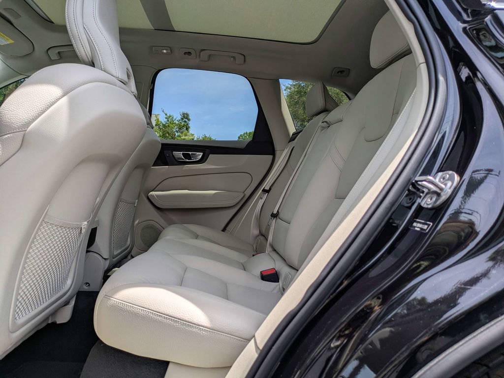Certified 2022 Volvo XC60 B5 Momentum FWD image 15