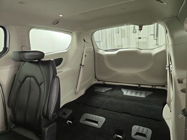 Used 2023 Chrysler Pacifica Touring-L image 16