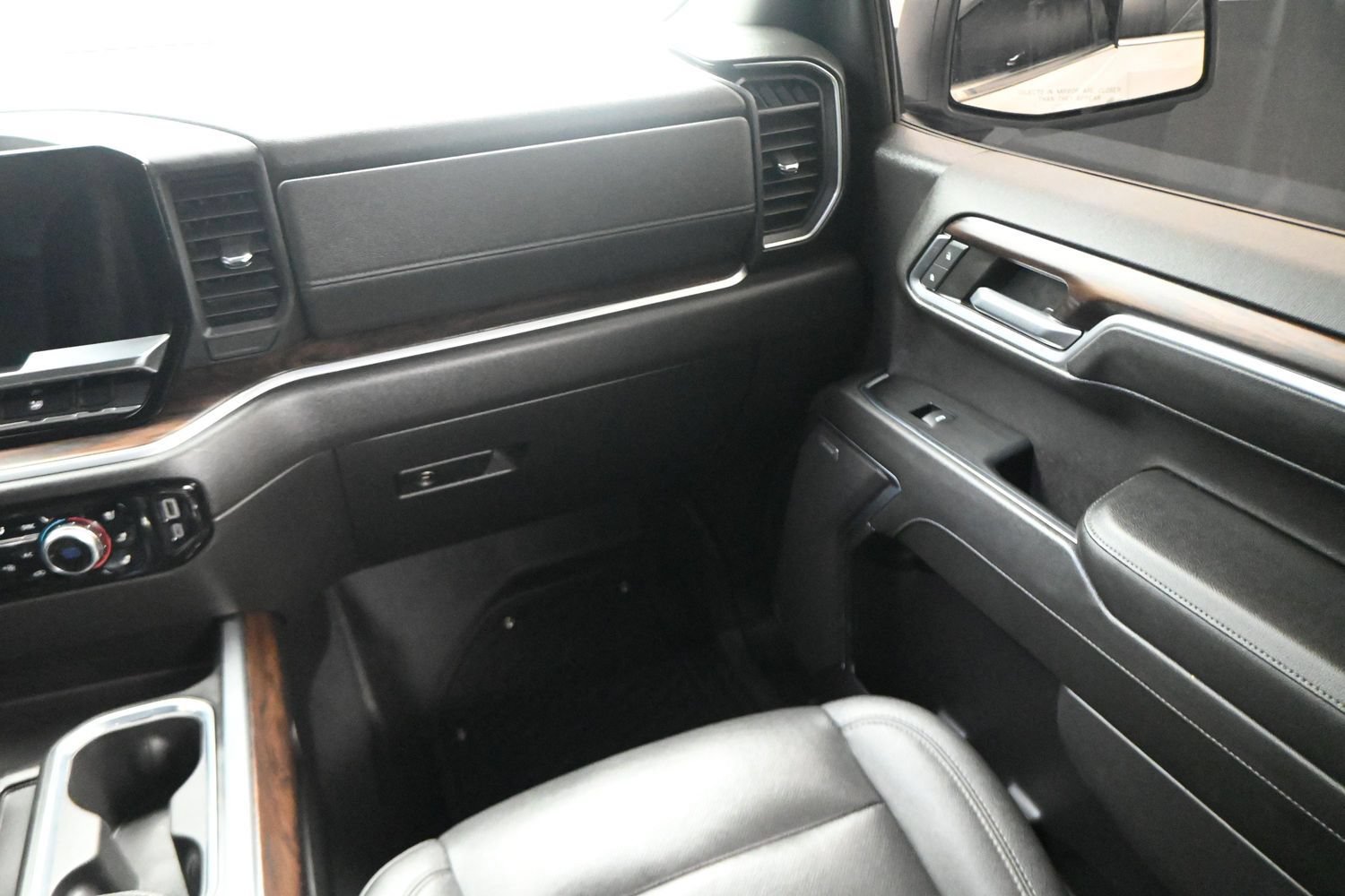 Used 2022 GMC Sierra 1500 SLT w/ SLT Convenience Package AWD/4WD image 13