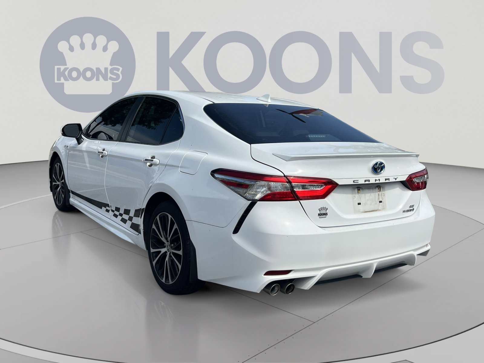 Used 2020 Toyota Camry SE w/ Sunroof Package FWD image 4