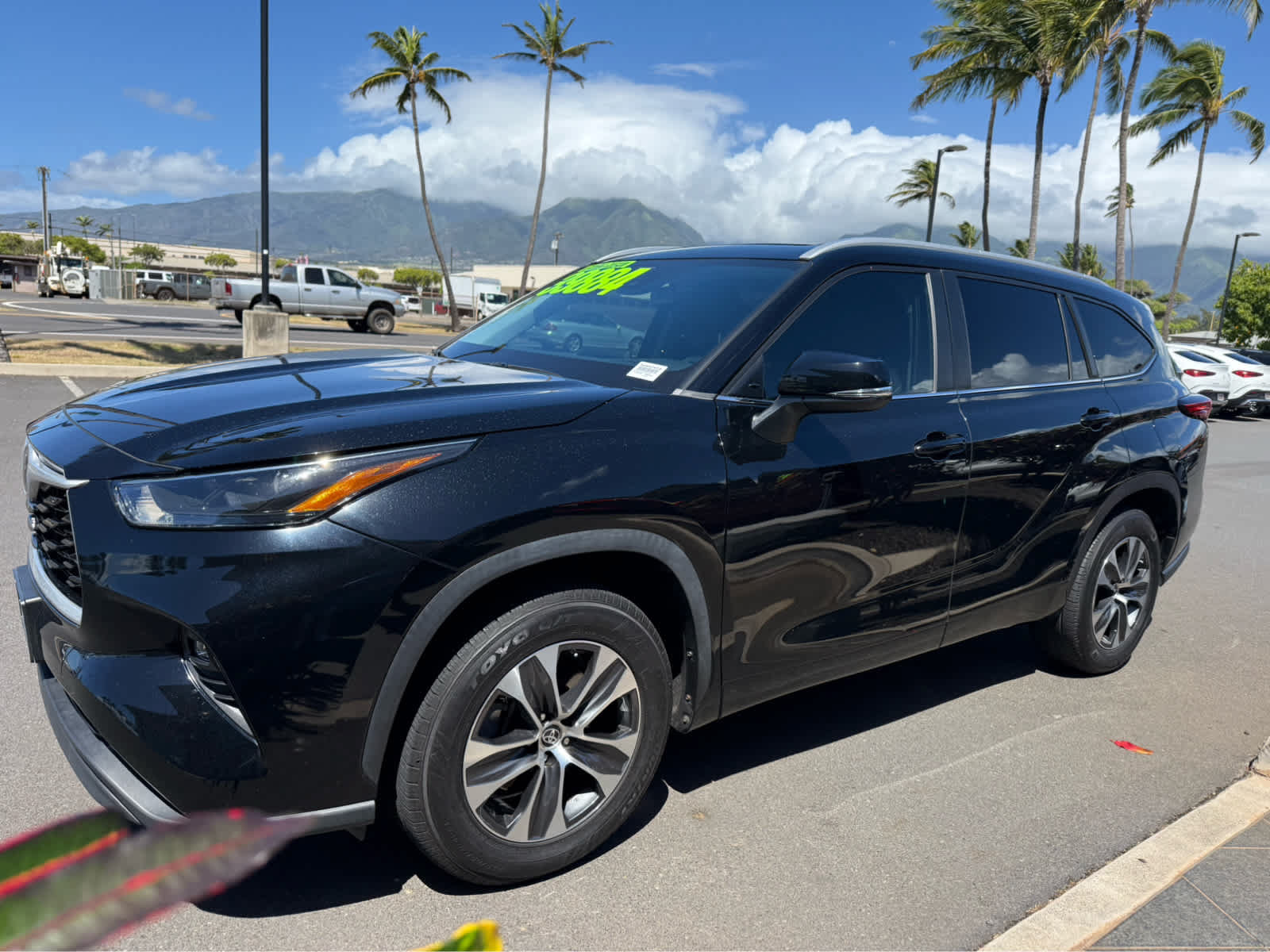 Used 2023 Toyota Highlander XLE FWD image 3