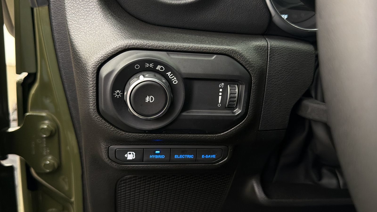Used 2023 Jeep Wrangler Unlimited Sahara w/ Cold Weather Group AWD/4WD image 25