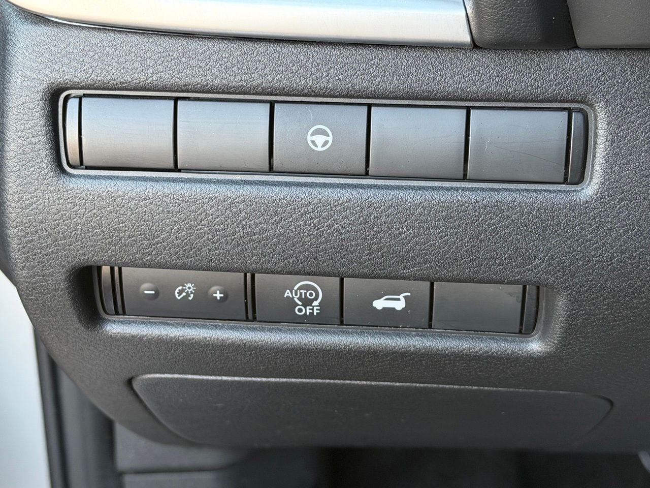 Certified 2025 Nissan Rogue SV FWD image 18