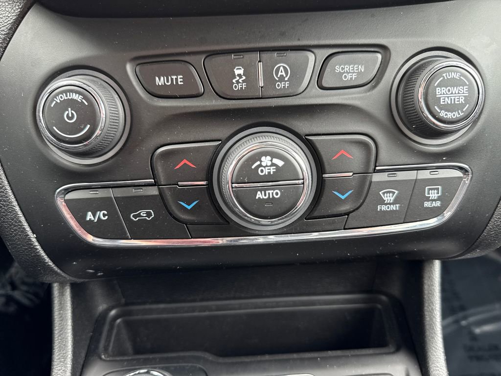 Certified 2021 Jeep Cherokee Latitude Lux w/ Comfort/Convenience Group AWD/4WD image 25