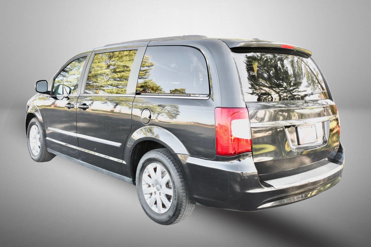 Used 2015 Chrysler Town & Country Touring FWD image 5