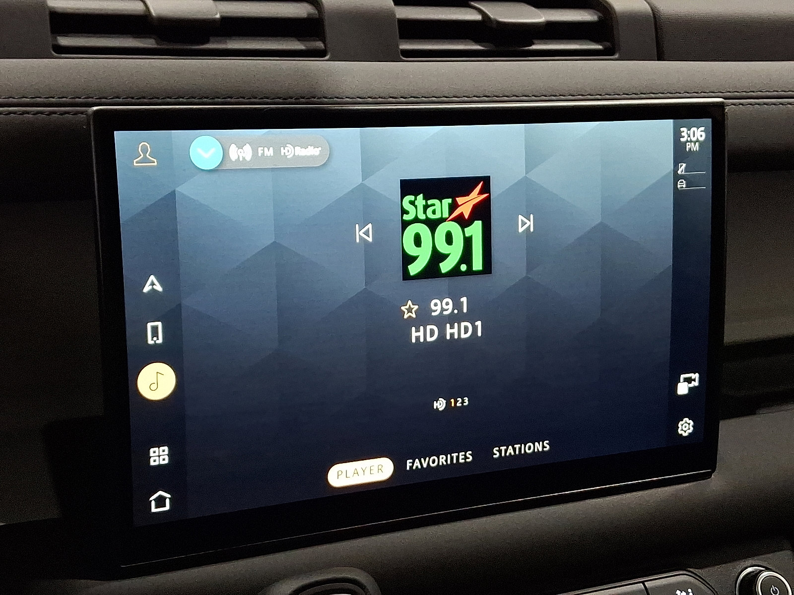 Certified 2025 Land Rover Defender 110 S image 18