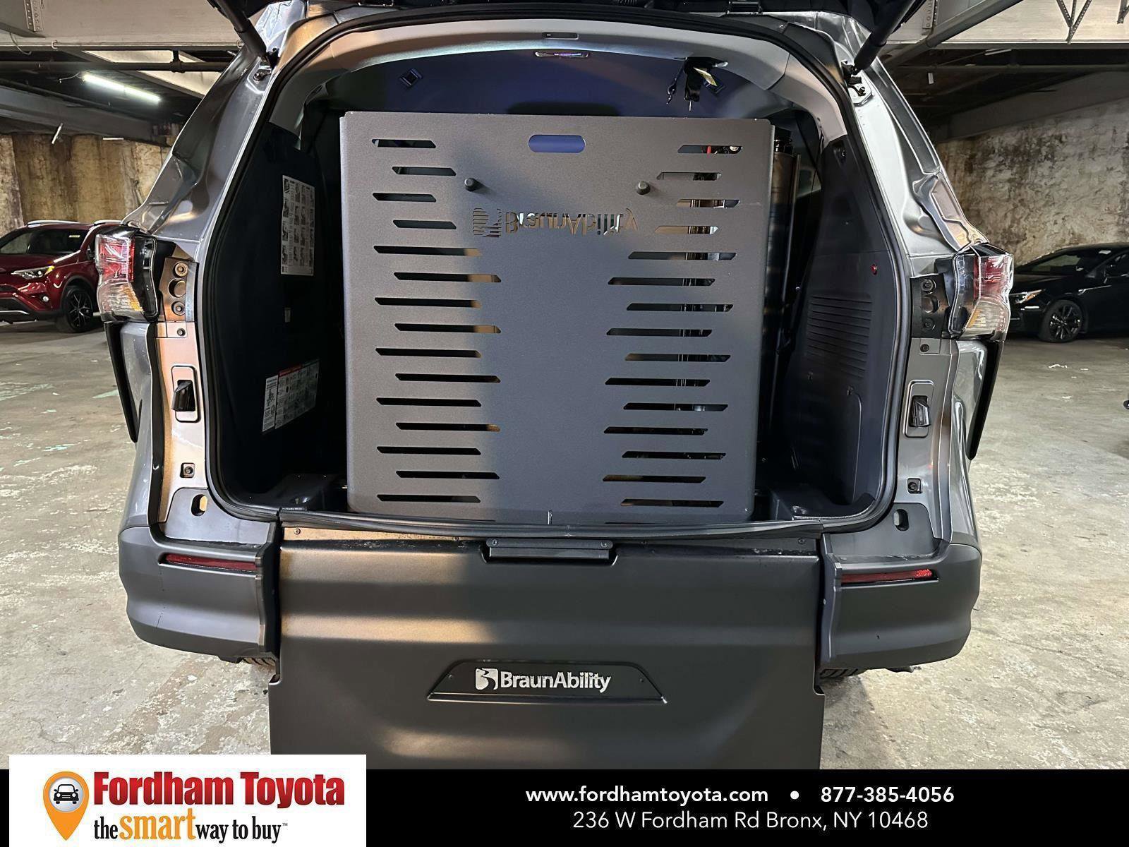 Used 2026 Toyota Sienna LE image 11