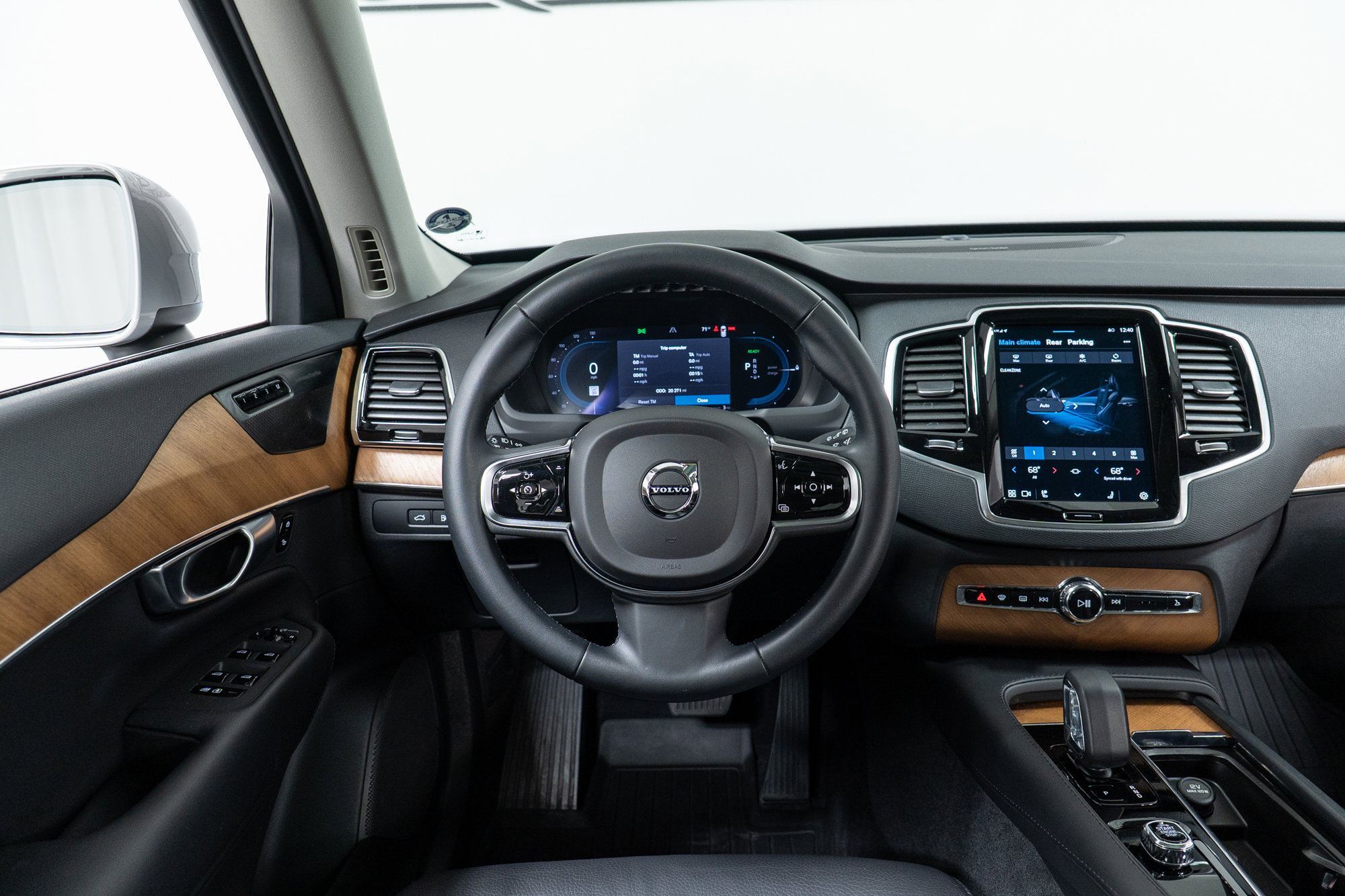 Used 2024 Volvo XC90 T8 Plus w/ Protection Package Premier image 17