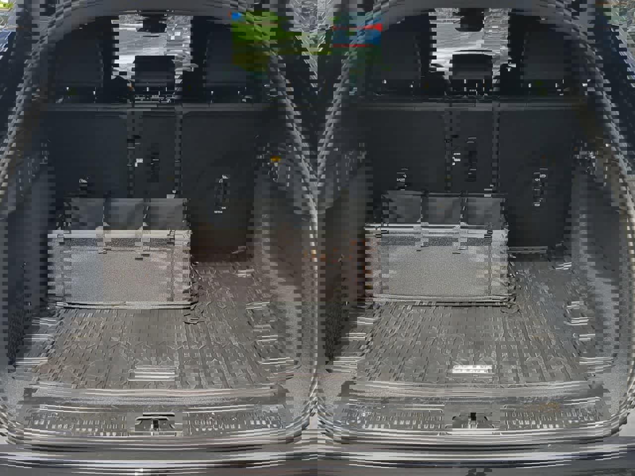 Certified 2026 Land Rover Range Rover Velar Dynamic SE image 36