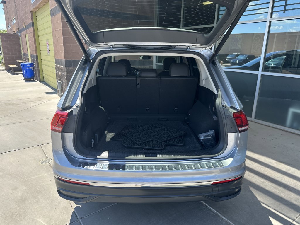 Used 2022 Volkswagen Tiguan SE w/ Panoramic Sunroof Package image 37