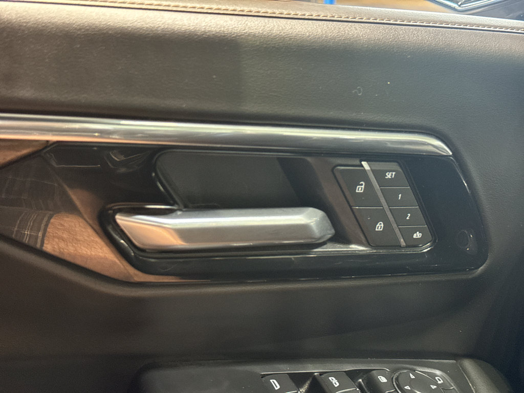 Used 2025 Chevrolet Suburban High Country AWD/4WD image 36