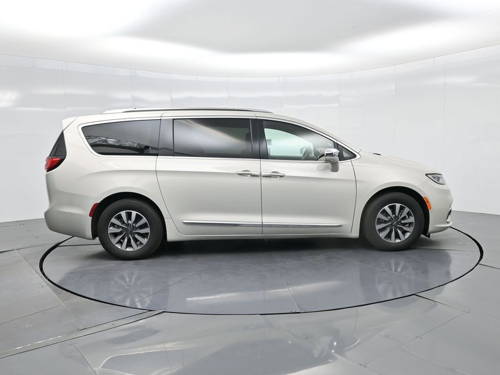 Used 2021 Chrysler Pacifica Limited w/ Premium & Safety Sphere Group image 5