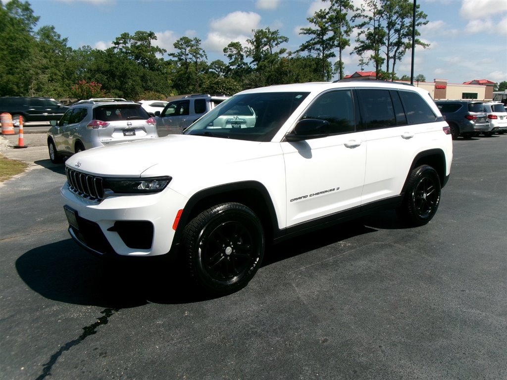 Used 2022 Jeep Grand Cherokee Laredo w/ Luxury Tech Group I image 25