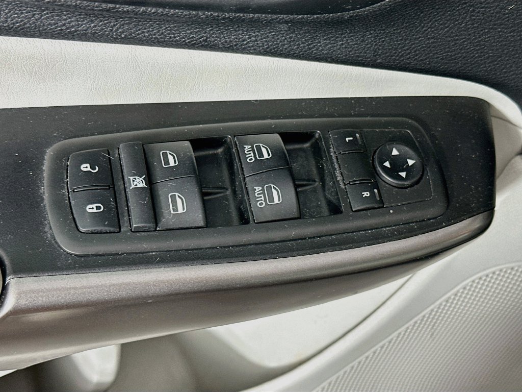 Used 2019 Jeep Cherokee Overland AWD/4WD image 24