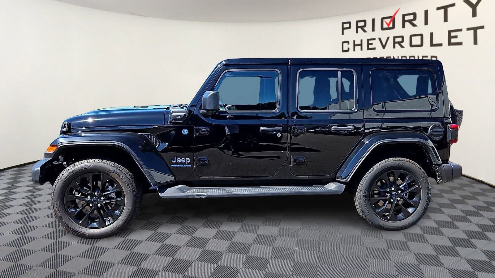 Used 2025 Jeep Wrangler Unlimited Sahara AWD/4WD image 5