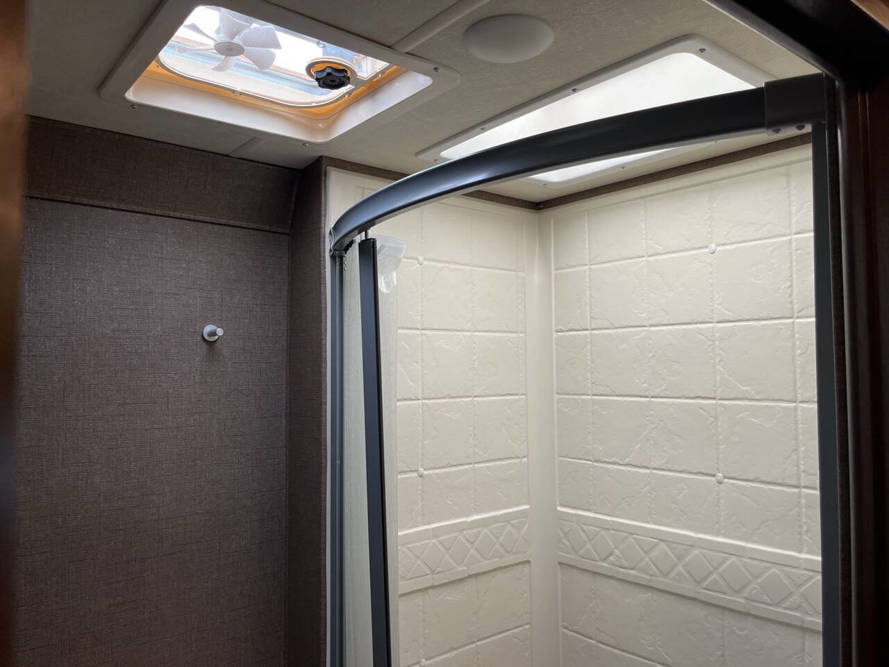 Used 2018 Ford E-450 and Econoline 450 Super Duty w/ Motorhome Prep Package image 34