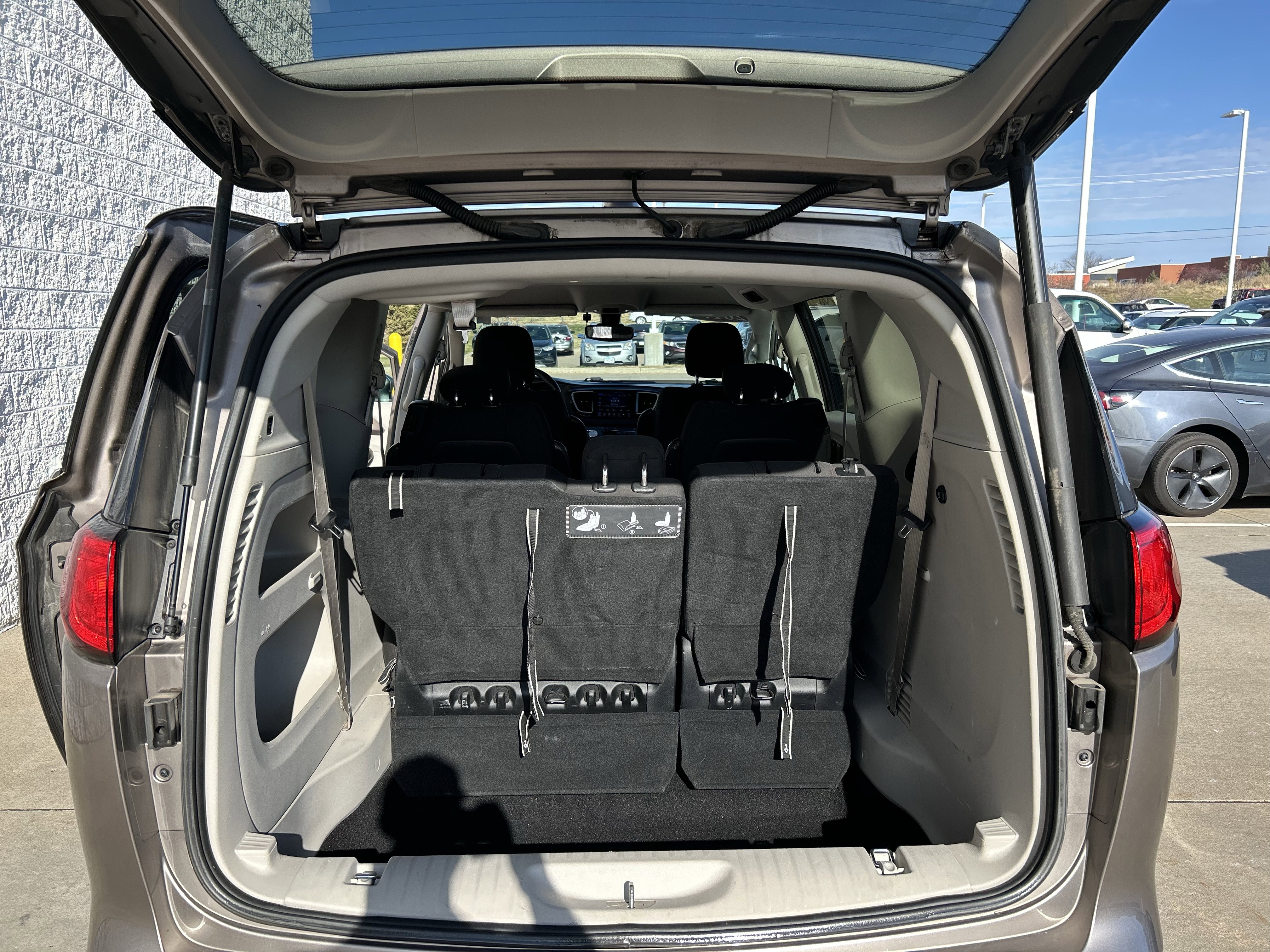 Used 2017 Chrysler Pacifica Touring w/ Tire & Wheel Group image 17