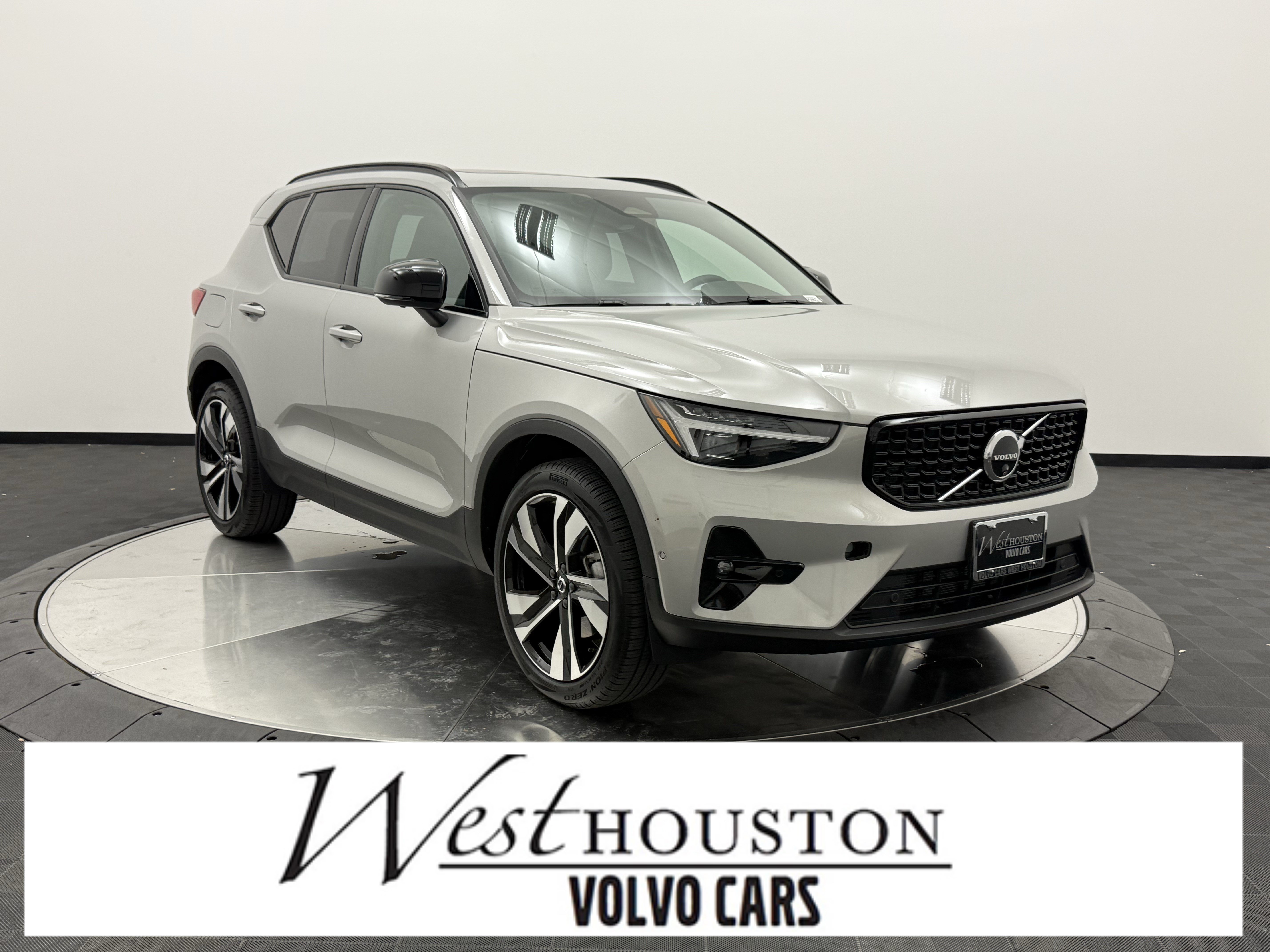 Certified 2025 Volvo XC40 B5 Ultra AWD/4WD image 1