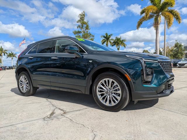 Used 2024 Cadillac XT4 Premium Luxury image 2