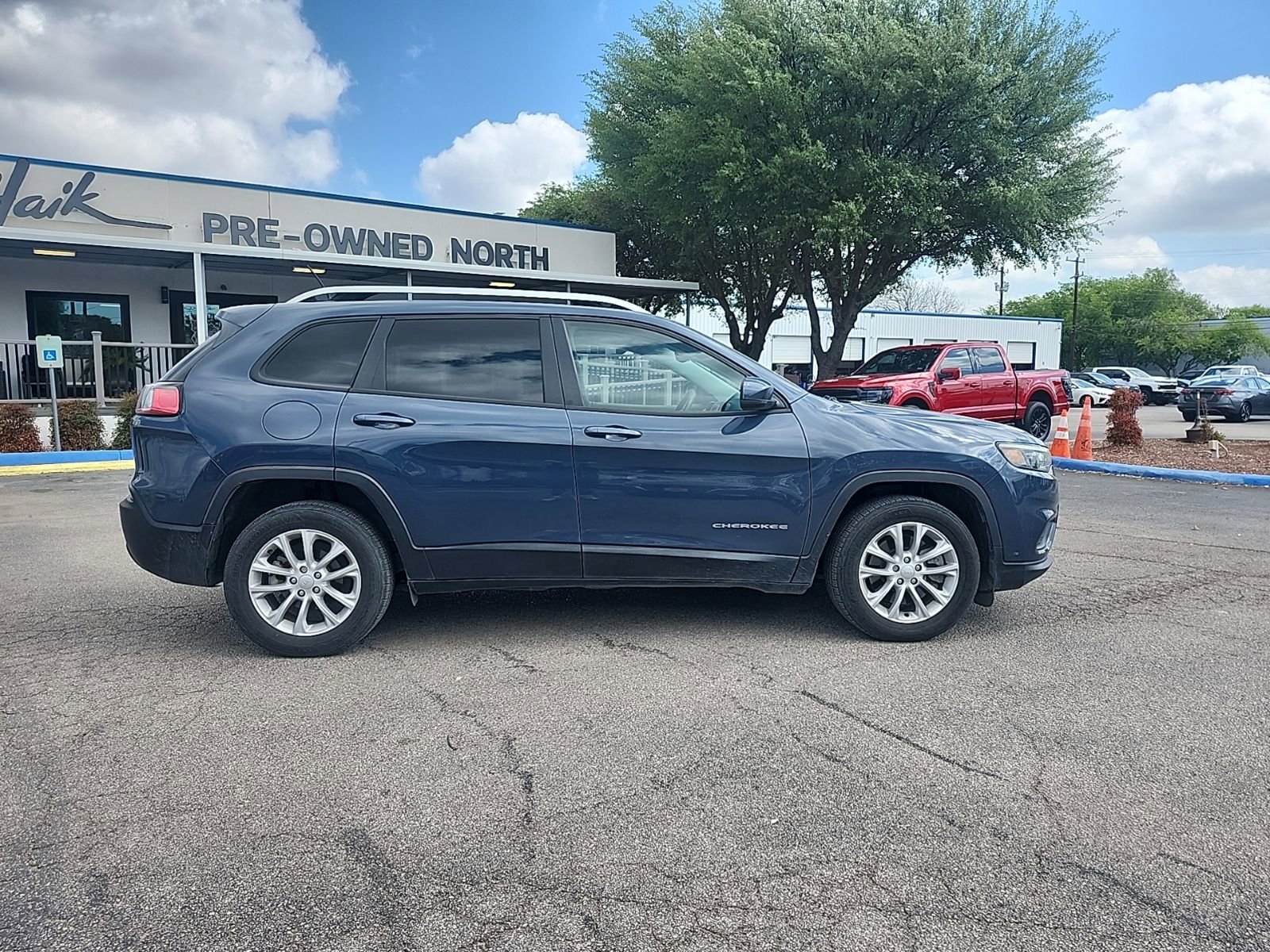 Used 2021 Jeep Cherokee Latitude FWD image 2