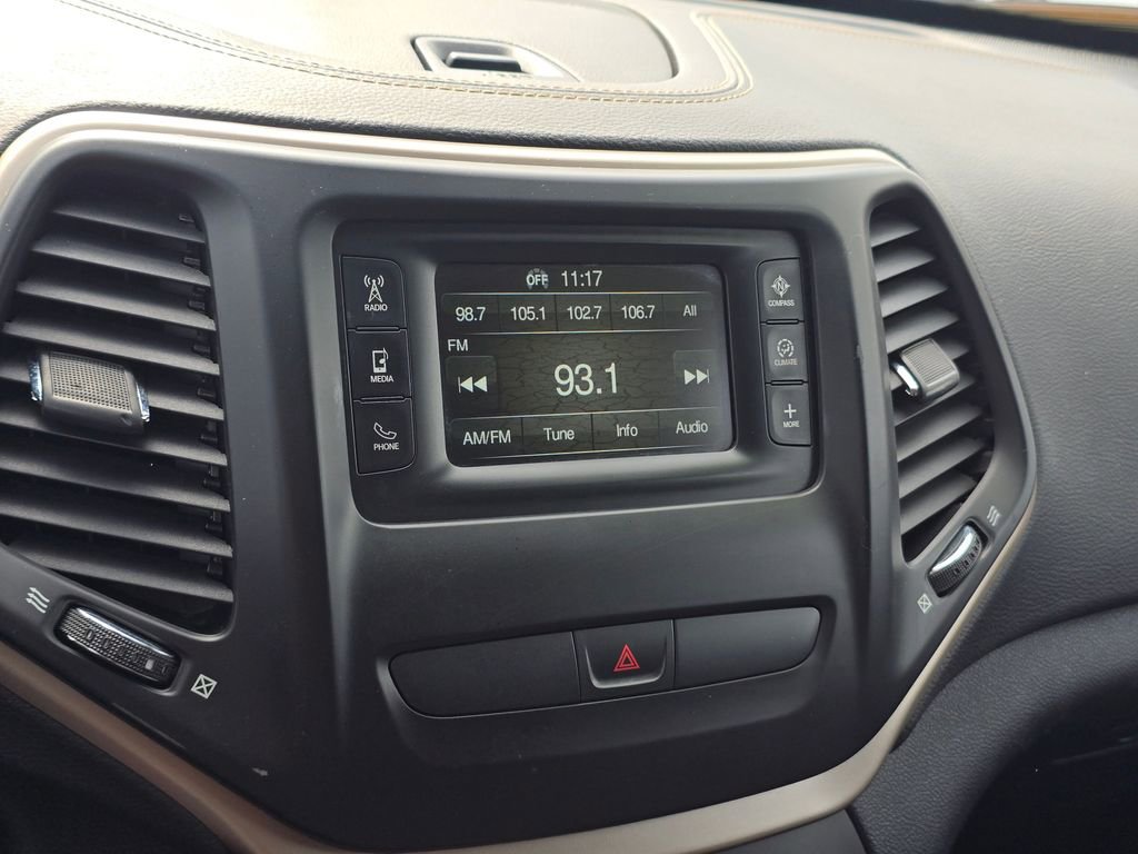 Used 2016 Jeep Cherokee Latitude w/ Cold Weather Group AWD/4WD image 30