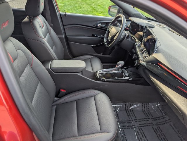Used 2024 Chevrolet Trax RS w/ Sunroof Package FWD image 4