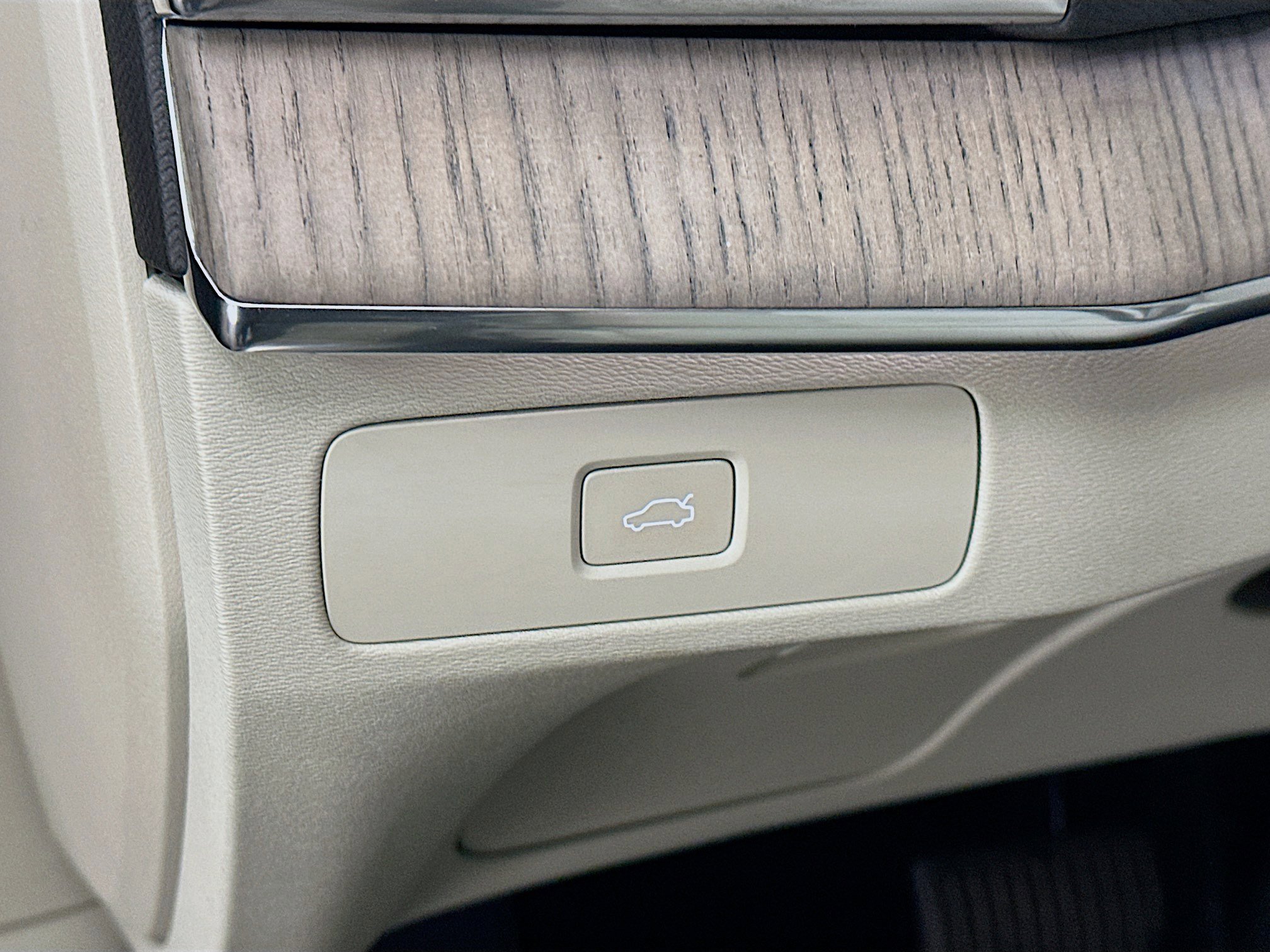 Used 2024 Volvo XC90 B6 Plus w/ Protection Package Premier image 17