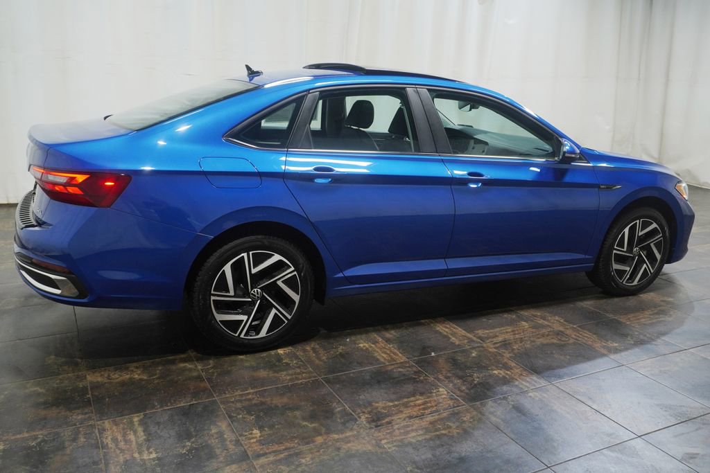Used 2023 Volkswagen Jetta SEL image 3