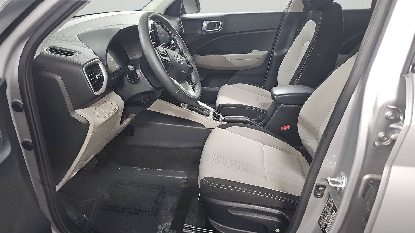 Certified 2025 Hyundai Venue SEL FWD image 10