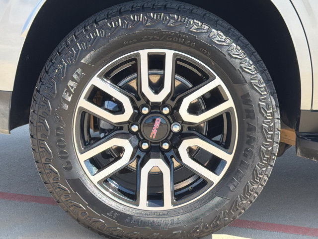 Used 2024 GMC Yukon AT4 w/ Technology Package AWD/4WD image 9