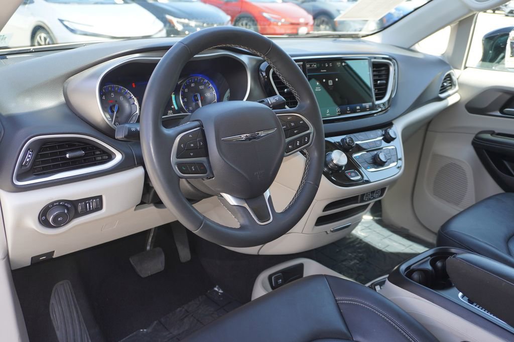 Used 2024 Chrysler Pacifica Touring-L FWD image 14