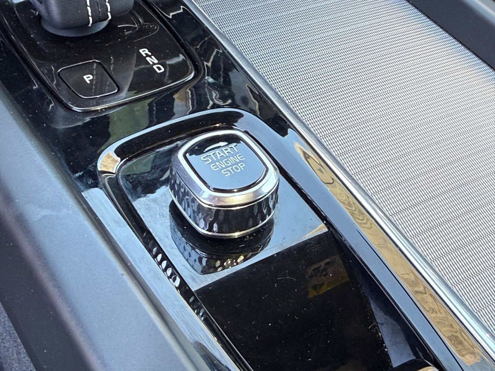 Used 2022 Volvo XC60 T8 R-Design w/ Advanced Package image 34