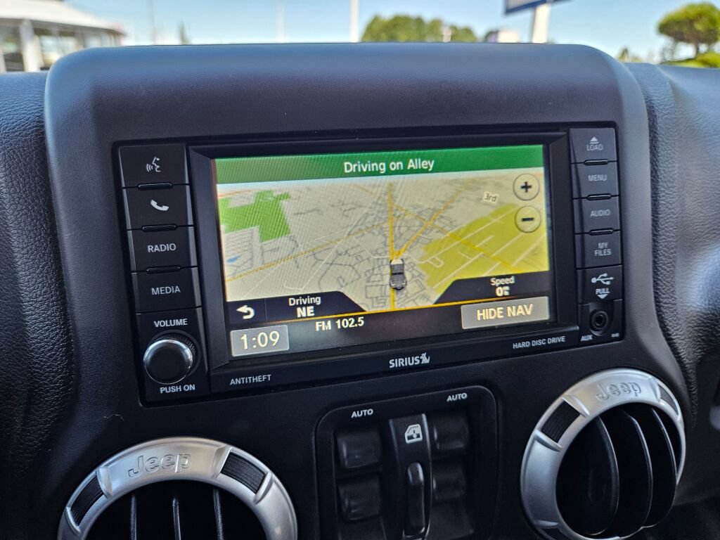 Used 2015 Jeep Wrangler Unlimited Sahara w/ Connectivity Group AWD/4WD image 27