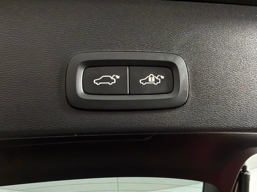 Used 2025 Volvo XC40 B5 Core image 36