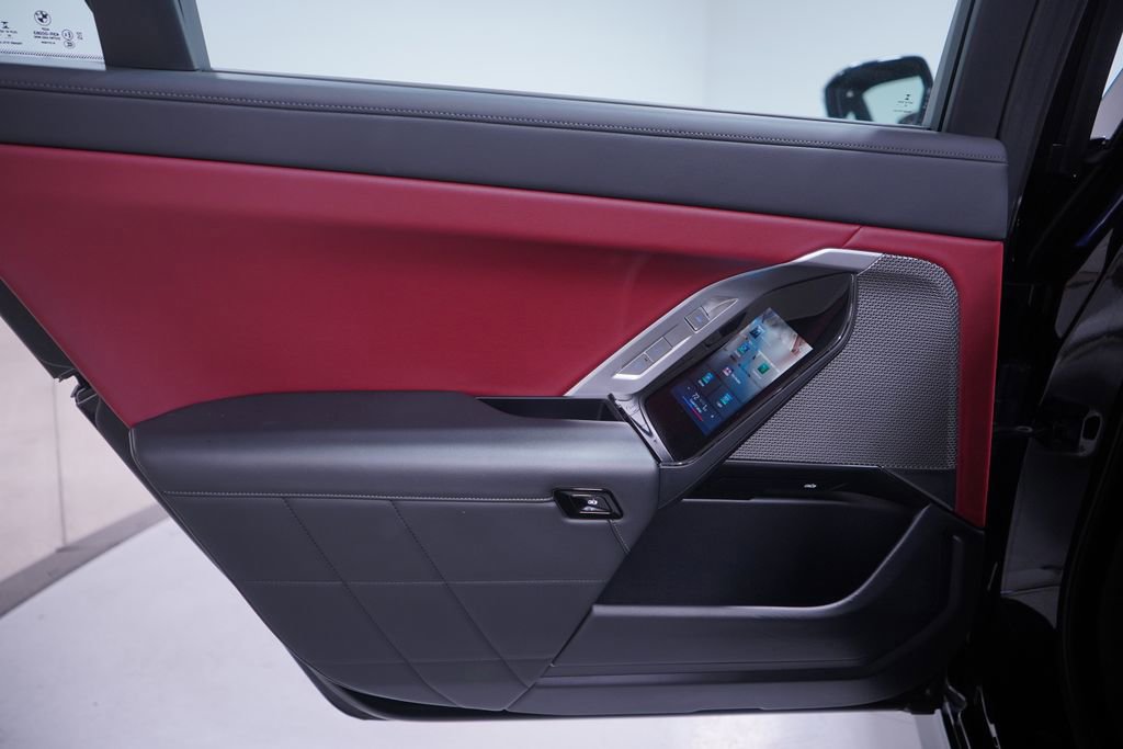 Used 2023 BMW 740i w/ Parking Assistance Package image 15