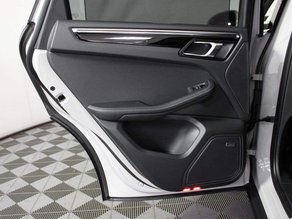 Certified 2026 Porsche Macan image 32