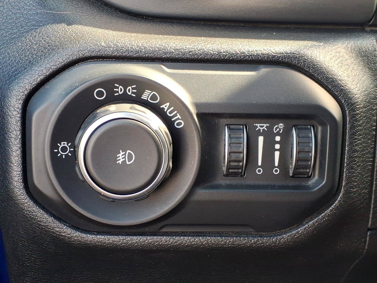 Used 2018 Jeep Wrangler Unlimited Sahara AWD/4WD image 18