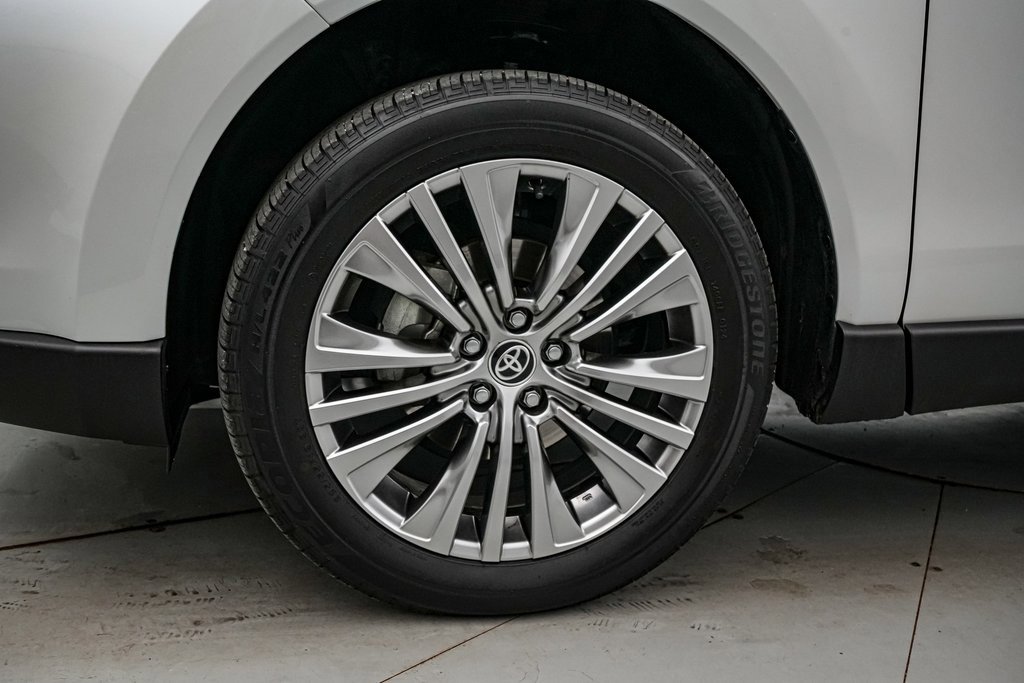 Used 2024 Toyota Venza LE image 10
