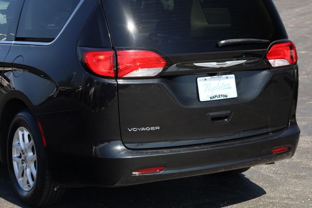 Used 2022 Chrysler Voyager LX image 8