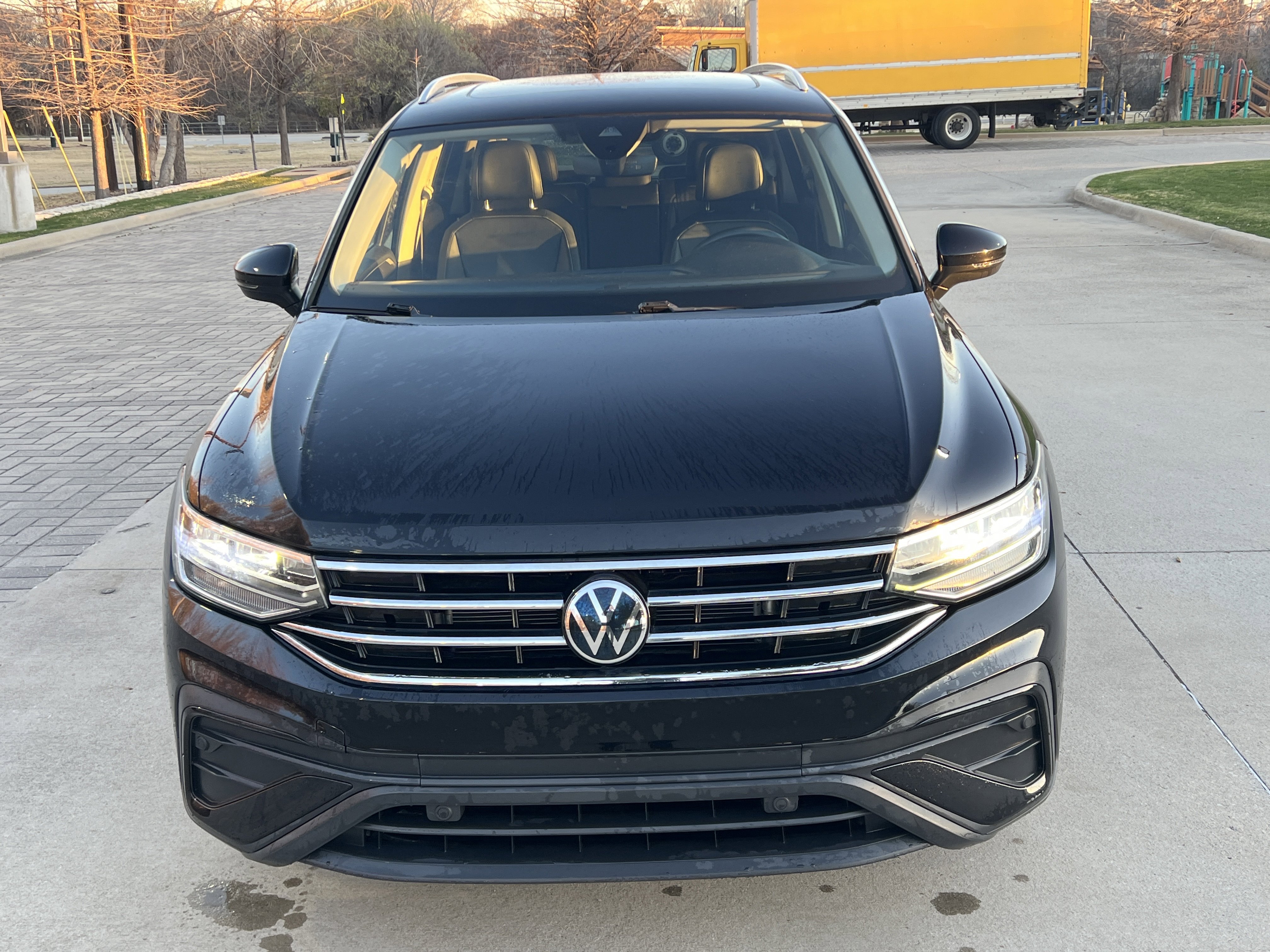 Certified 2023 Volkswagen Tiguan SE w/ Panoramic Sunroof Package FWD image 3