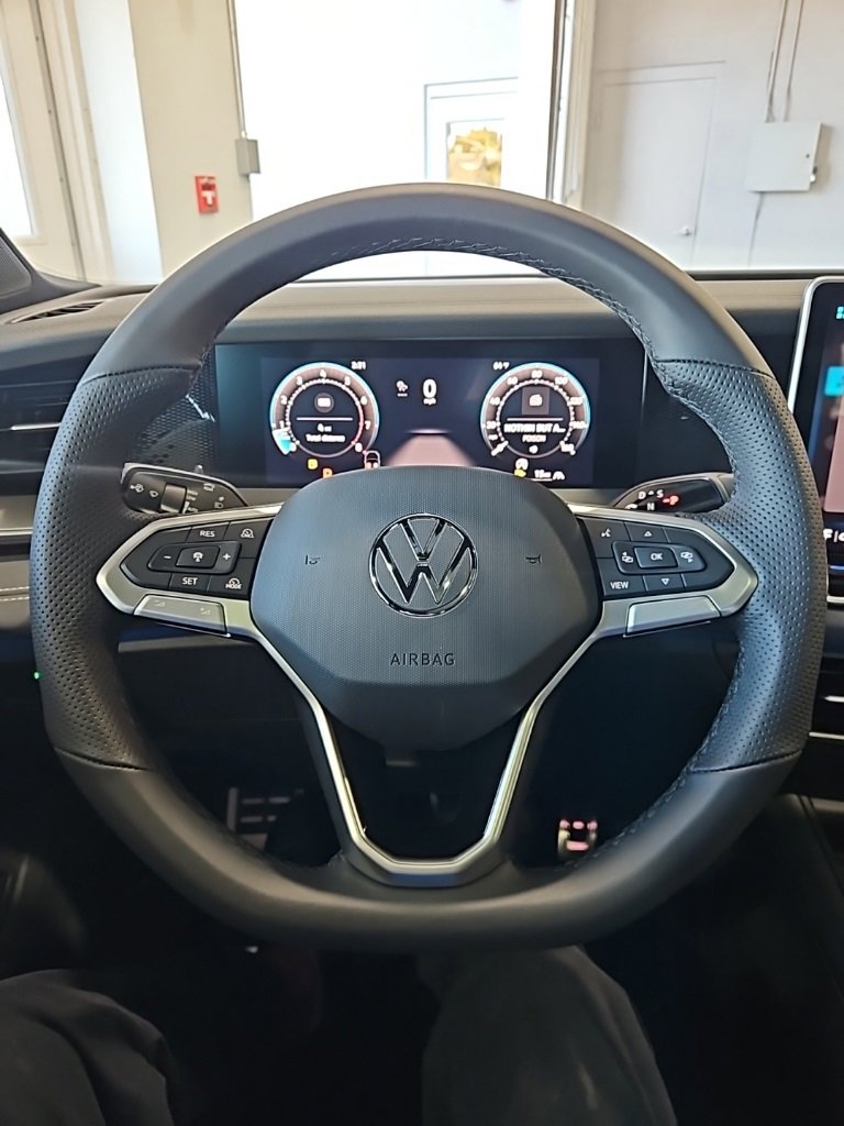 New 2026 Volkswagen Tiguan SE R-Line image 35