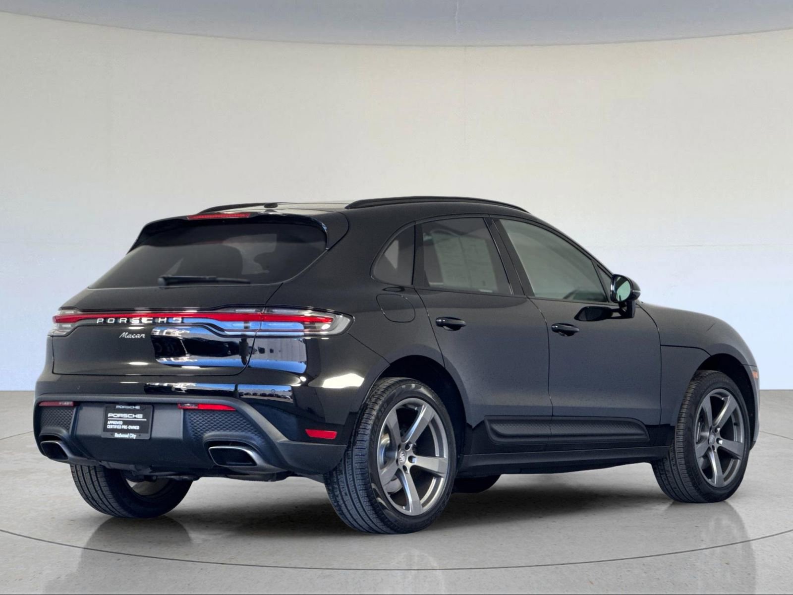 Certified 2025 Porsche Macan image 8