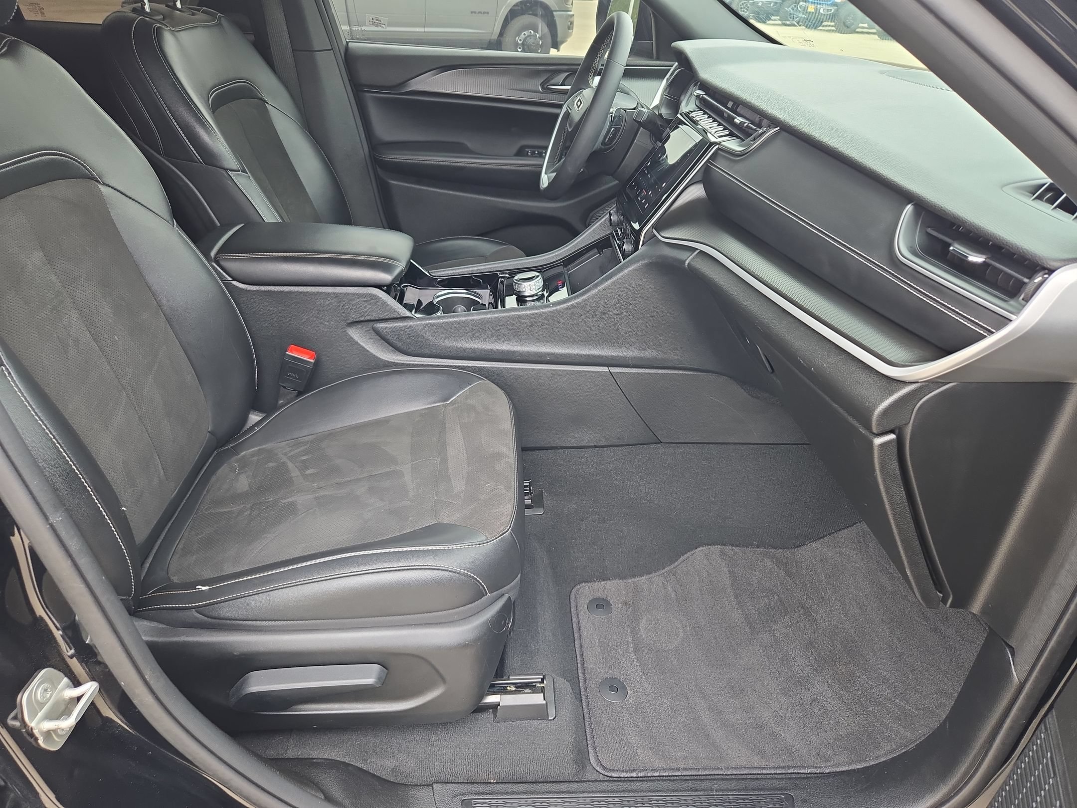 Used 2023 Jeep Grand Cherokee Altitude AWD/4WD image 26