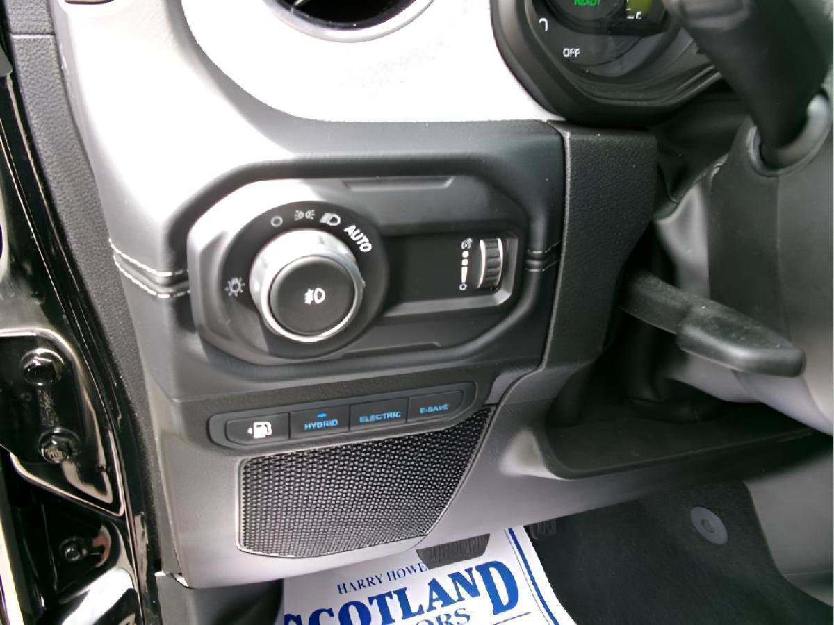 Used 2025 Jeep Wrangler Unlimited Sahara w/ Safety Group AWD/4WD image 15